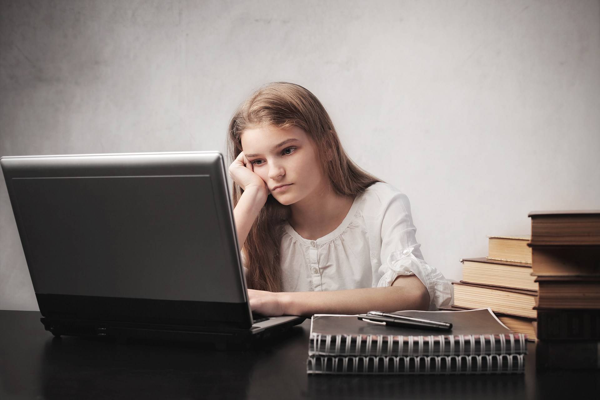 Прочитанный user. Девушка сидит за компьютером. Девочка сидит за компьютером. Человек перед компьютером. Подросток и компьютер.